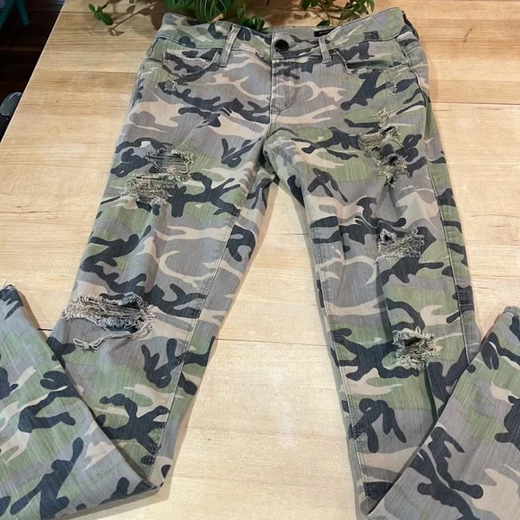 Distressed Black Orchid camo jeans - Picture 3 of 13